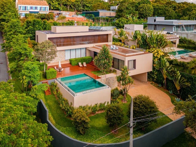 Vista aérea de casa de alto padrão na Granja Viana