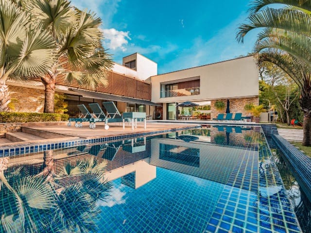 Casa moderna de alto padrão na Granja Viana com piscina