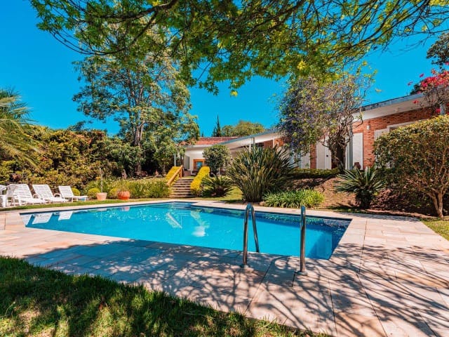 Fachada de casa de alto padrão na Granja Viana com palmeiras