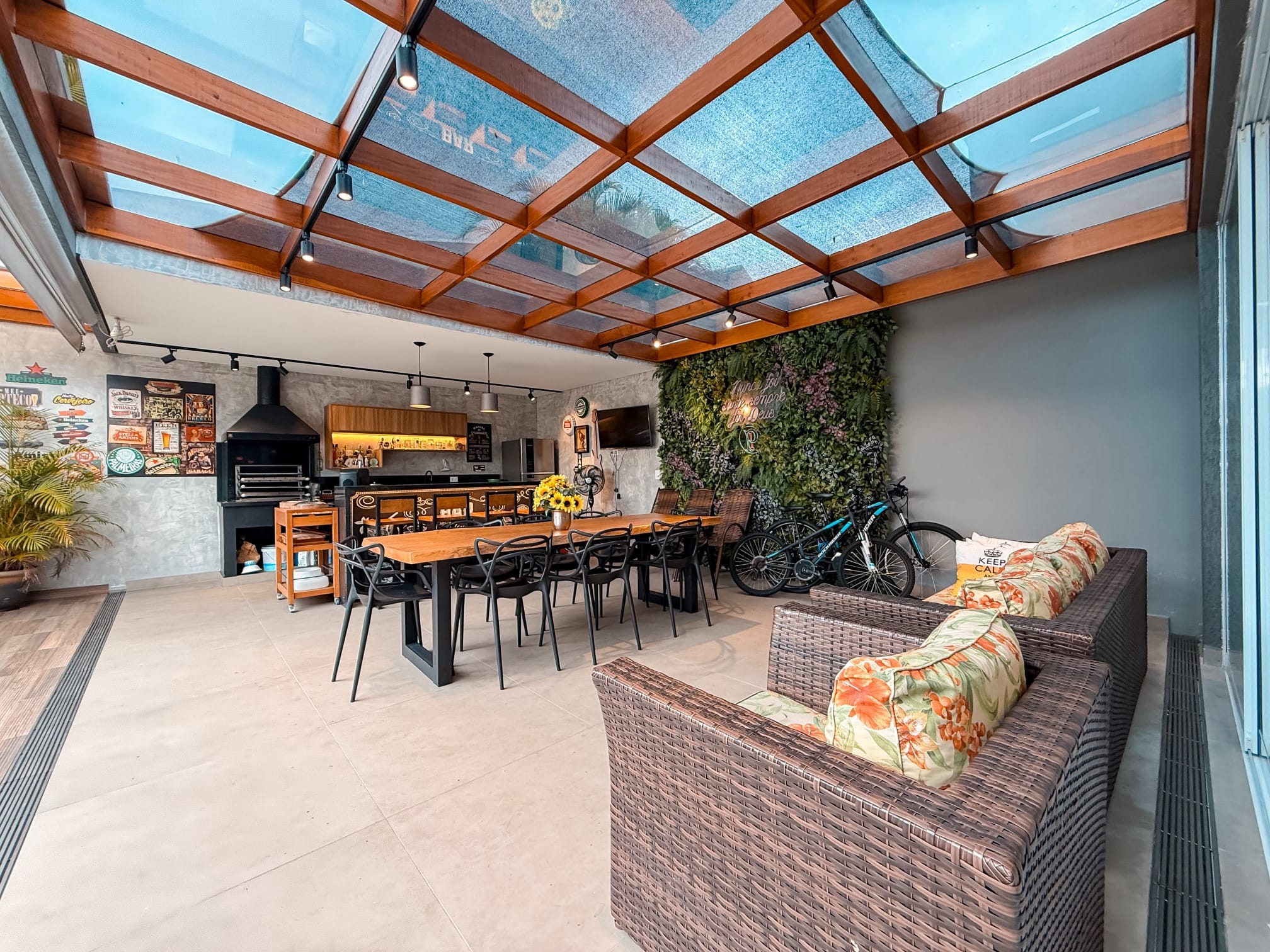 Casa de alto padrão com deck e piscina na Granja Viana